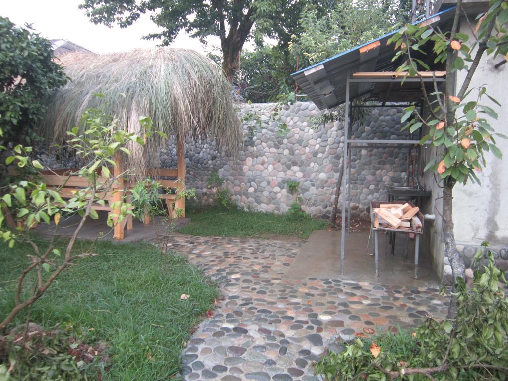 Wooden Cottage Makhinjauri Exterior photo