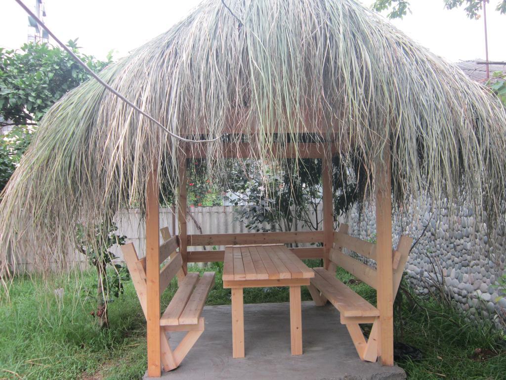 Wooden Cottage Makhinjauri Exterior photo